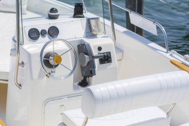 Garda, İtalya - 20 Temmuz 2019: Bir motorlu teknede direksiyon görüntüsü