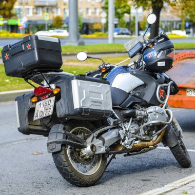 Moskova, Rusya - 15 Eylül 2019: Moskova 'da bir caddede park etmiş bir motosikletin görüntüsü