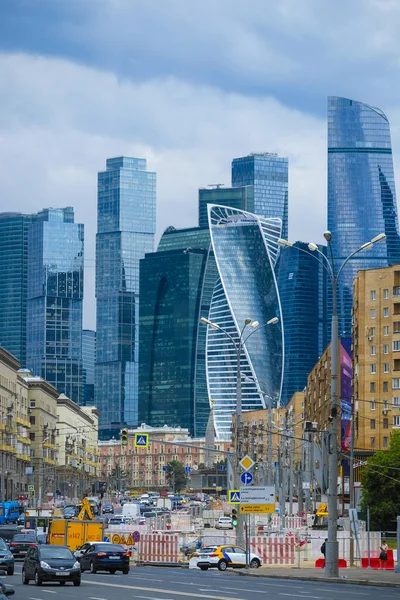 俄罗斯莫斯科 2019年6月27日 莫斯科莫斯科市建筑物附近的交通图像 — 图库照片