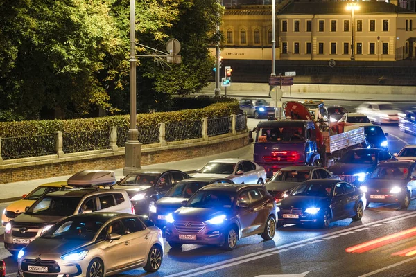 モスクワ ロシア 2019年9月13日 モスクワの夜間交通のイメージ — ストック写真