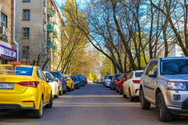 Moskova, Rusya - 1 Ekim 2019: Moskova, Rusya 'da bir otoparkta arabalar