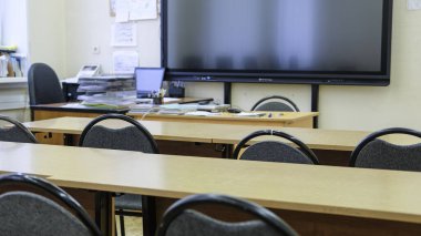 Moskova, Rusya - Ekim 04, 2019: Sınıftaki elektronik panonun görüntüsü