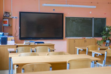 Moskova, Rusya - Ekim 04, 2019: Sınıftaki elektronik panonun görüntüsü