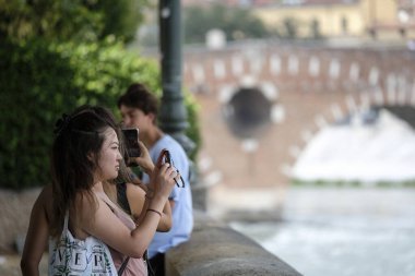 Verona, İtalya - Temmuz 08, 2019: Verona, İtalya 'da fotoğraf çeken bir kızın görüntüsü
