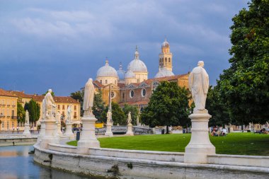 Padova, İtalya - 27 Temmuz 2019: İtalya 'nın Padova kentinde Prato della Valle' nin görüntüleri