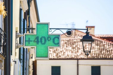 Este, İtalya - 25 Temmuz 2019: bir sokak termometresinin görüntüsü