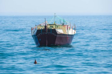 Garda, İtalya - 20 Temmuz 2019: İtalya 'da park halindeki motorlu tekne görüntüsü