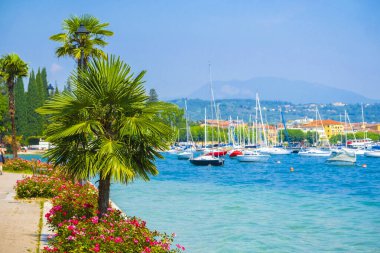 Garda, İtalya - 20 Temmuz 2019: İtalya 'da park halindeki motorlu teknelerin görüntüleri