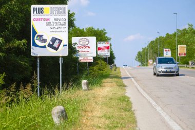 Rovigo, İtalya - Temmuz 07, 2019: İtalya 'da bir yol boyunca reklam afişleri