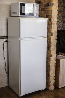 Brest, Belarus - 2 Ağustos 2019: Brest 'teki bir otel mutfağında bir buzdolabı ve mikrodalga fırın görüntüsü