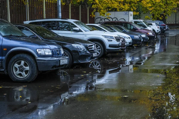 Moskwa Rosja Październik 2019 Samochody Parkingu Moskwie Rosja — Zdjęcie stockowe