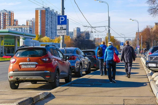 Moskwa Rosja Październik 2019 Samochody Parkingu Moskwie Rosja — Zdjęcie stockowe