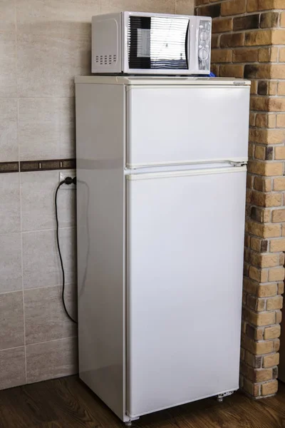 白俄罗斯布列斯特 2019年8月2日 布列斯特酒店厨房冰箱和微波炉图像 — 图库照片
