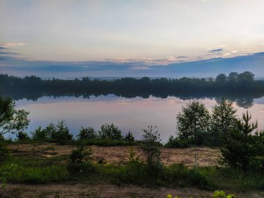 Nehrin üzerinde sabah görüntüsü olan manzara.