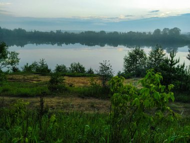 Nehrin üzerinde sabah görüntüsü olan manzara.