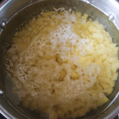 Tavada çorba için doğranmış patates resmi