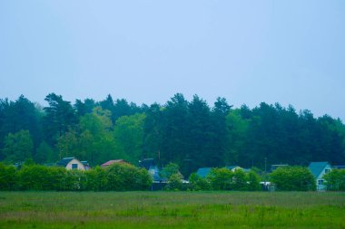 Uzaktaki bir köyün görüntüsü