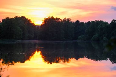 Nehrin üzerinde sabah görüntüsü olan manzara.
