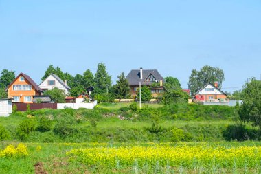 Yazın kırsal evlerin görüntüsü