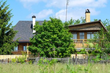 Yazın kırsal evlerin görüntüsü