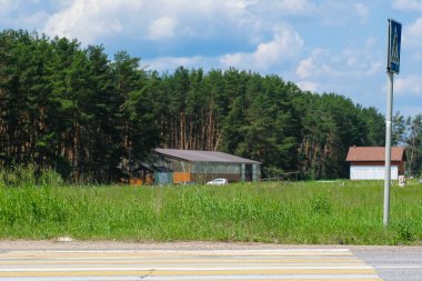Kırsal bir yolda yaya geçidi görüntüsü