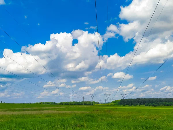 送電線のある夏の電界のイメージ — ストック写真