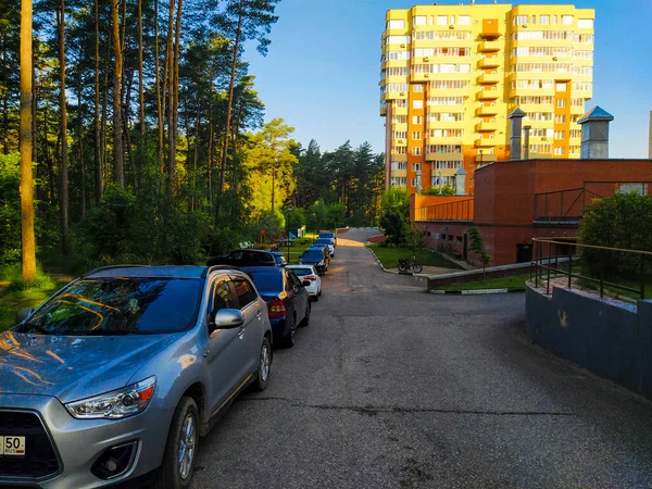 러시아의 모스크바 2020 아파트 근처에 주차장의 — 스톡 사진