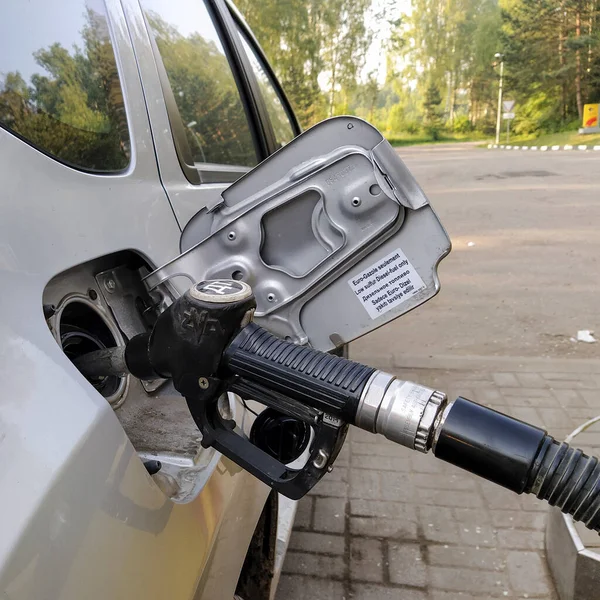 러시아 모스크바 2020 주유소에서 자동차 안에서 연료를 공급하는 — 스톡 사진