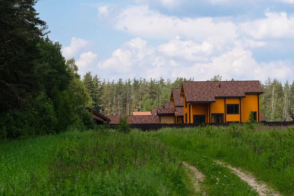 Bild Von Wohnhäusern Auf Dem Feld — Stockfoto