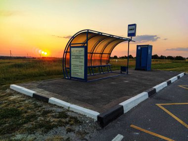 Rusya kırsalındaki bir otobüs durağının görüntüsü