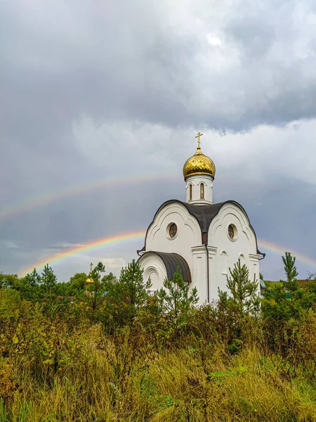 教会や虹をイメージした風景 — ストック写真