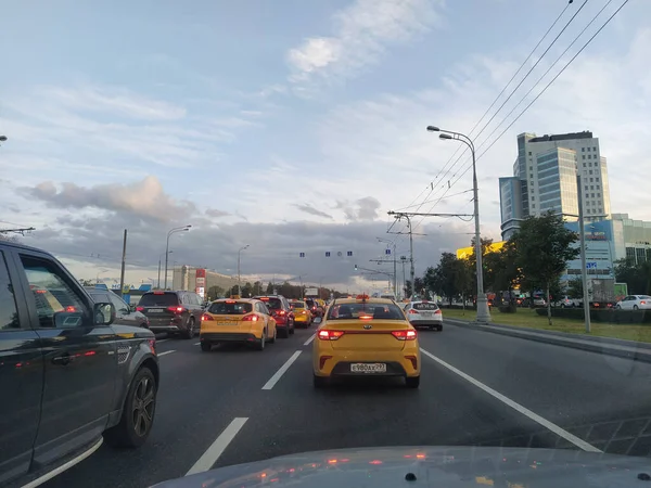 Moskau Russland August 2020 Taxi Fährt Die Moskauer Straße Entlang — Stockfoto