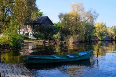 Rusya 'nın Ostashkov kasabasında eski bir evin görüntüsüyle manzara