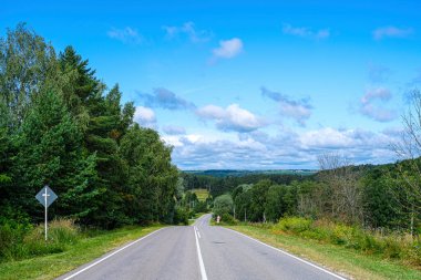 Bir kır yolu görüntüsüyle manzara