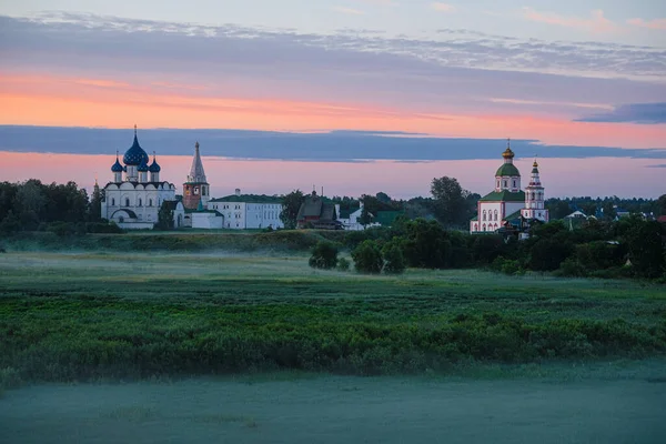 日出时带着俄罗斯苏斯达尔镇形象的风景 — 图库照片