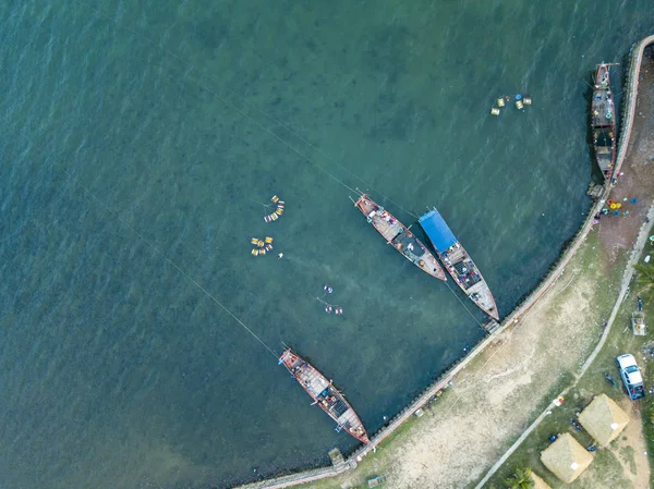 Anlegestelle Schnellboot. ein Yachthafen viel. Dies ist normalerweise die beliebteste Touristenattraktion am Strand. Luftaufnahme per Drohne. — Stockfoto