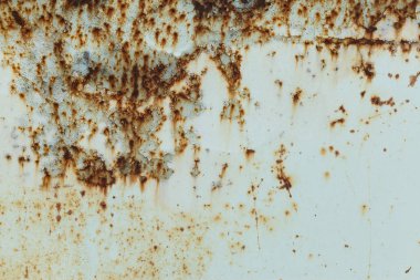 Paslı boyalı metal duvar. Rust çizgileri ile paslı metal arka plan. Metal yüzey paslı noktalar