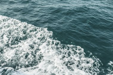 Deniz dalgası yakın, alçak açı görünümü