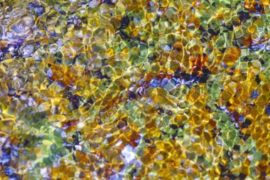 Renkli taşlar ve kayalar plaj boyunca