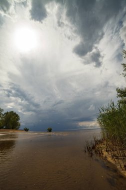 Gök gürültüsü fırtına veya fırtına bulutları yağmur ormanı Nehri üzerinde