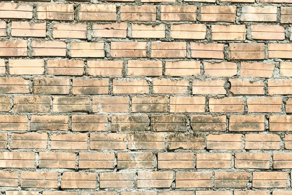 Světle cihlová zeď. Horizontální široké brickwall pozadí. Nouzi zdi s texturou, rozbitých cihel. — Stock fotografie