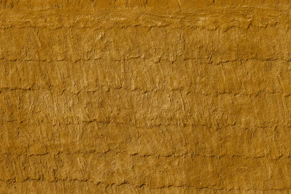 黄色和灰色肮脏的石膏墙, 与脱落的油漆片。粗糙的表面. — 图库照片
