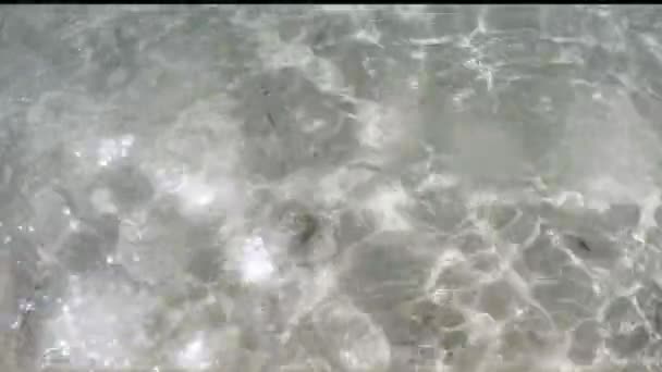 Résumé lumineux fond de la surface de l'huile holographique, surface ondulée feuille, vague et ondulations, lumière moderne ultraviolette ,