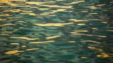 Karışık mavi okyanus su yüzeyini kapatın.