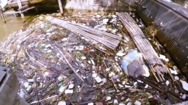 Çevre kirliliği. Plastik şişeler, torbalar, çöpler nehirde, gölde. Suda yüzen çöp ve kirlilik.
