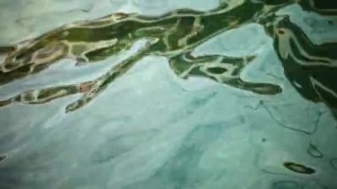 Karışık mavi okyanus su yüzeyini kapatın.