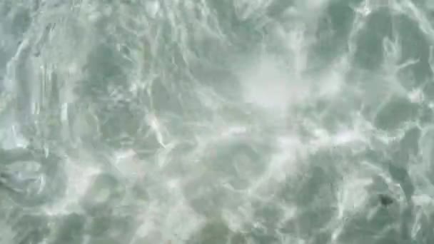 Абстрактний сяючий фон поверхні води, хвиляста поверхня фольги, хвиля та брижі, ультрафіолетове сучасне світло — стокове відео