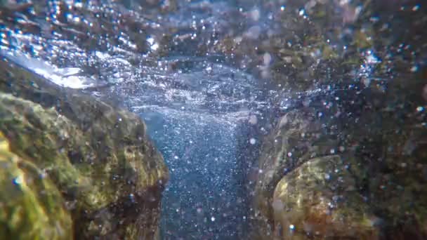 Raios solares raios de sol debaixo de água. Fotografia subaquática do ecossistema e do fundo do oceano no oceano azul-turquesa. — Vídeo de Stock