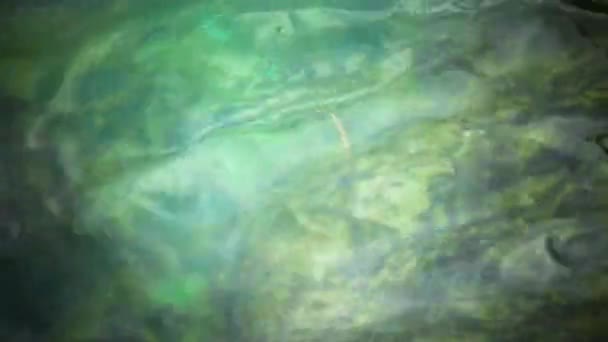 Крупним планом порушена блакитна поверхня океану води — стокове відео