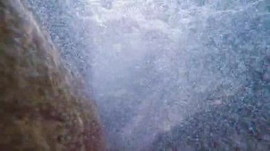 Güneş ışınları su altında ışıldar. Turkuaz okyanustaki ekosistem ve okyanus tabanının sualtı görüntüsü..